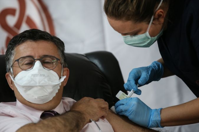 Kovid-19'a karşı geliştirilen aşı Ankara'da gönüllülere uygulanmaya başlandı 6