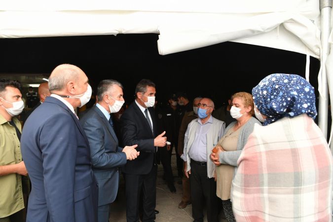 Ankara Mamak Belediye Başkanı Köse, doğalgaz patlayan binada incelemelerde bulundu 8