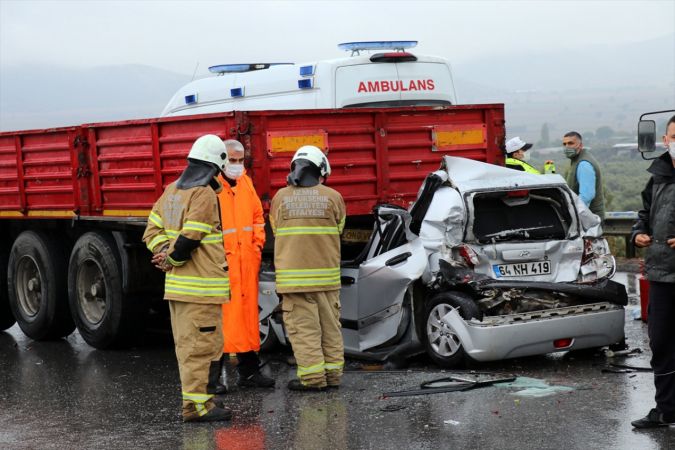 İzmir'de 9 aracın karıştığı zincirleme trafik kazasında 10 kişi yaralandı 1