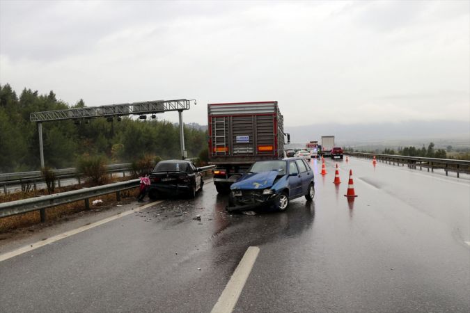 İzmir'de 9 aracın karıştığı zincirleme trafik kazasında 10 kişi yaralandı 2