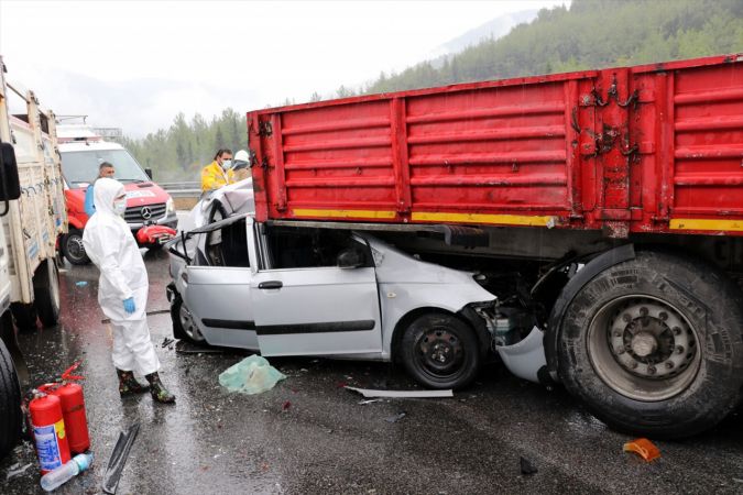 İzmir'de 9 aracın karıştığı zincirleme trafik kazasında 10 kişi yaralandı 3