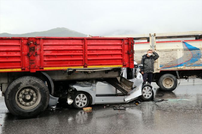İzmir'de 9 aracın karıştığı zincirleme trafik kazasında 10 kişi yaralandı 4