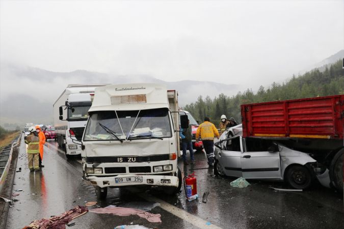 İzmir'de 9 aracın karıştığı zincirleme trafik kazasında 10 kişi yaralandı 5
