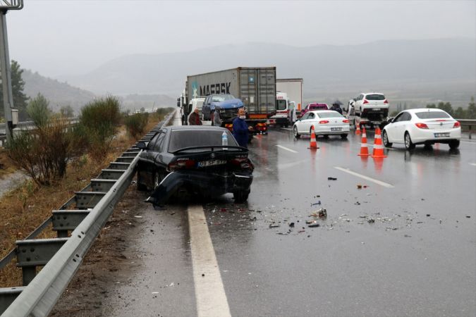 İzmir'de 9 aracın karıştığı zincirleme trafik kazasında 10 kişi yaralandı 6