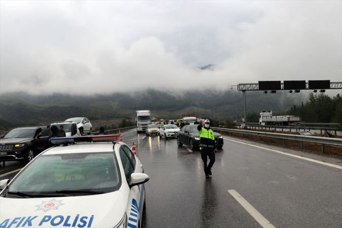 İzmir'de 9 aracın karıştığı zincirleme trafik kazasında 10 kişi yaralandı 7