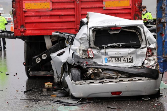 İzmir'de 9 aracın karıştığı zincirleme trafik kazasında 10 kişi yaralandı 8