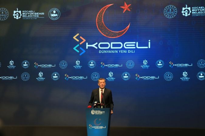 Milli Eğitim Bakanı Selçuk, Kocaeli'de kodlama atölyesi açılışına katıldı 8