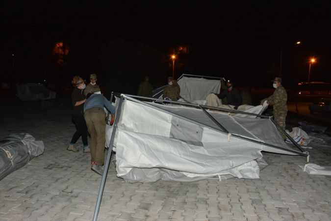 Mehmetçik deprem bölgesindeki yardım faaliyetlerine destek veriyor 1