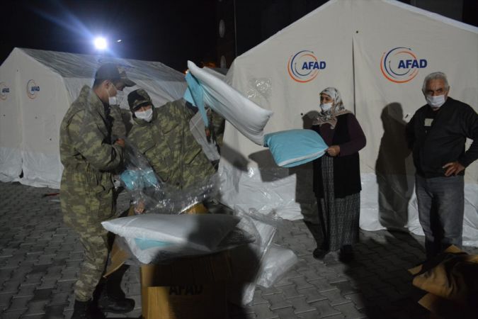 Mehmetçik deprem bölgesindeki yardım faaliyetlerine destek veriyor 3