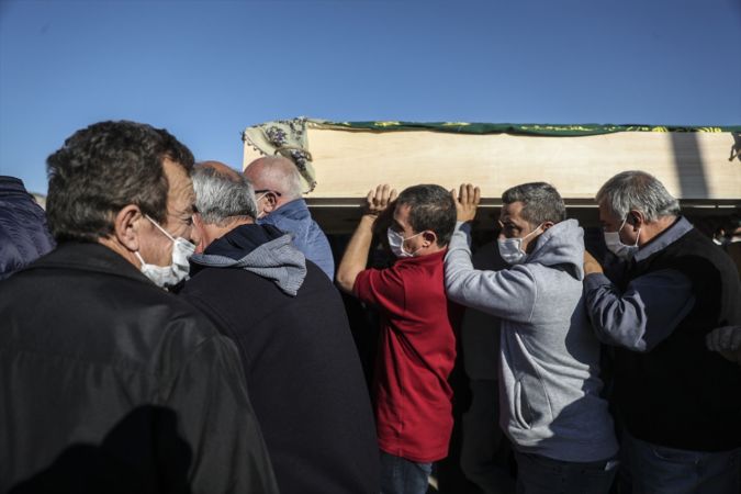 İzmir'deki depremde hayatını kaybedenler son yolculuğuna uğurlanıyor 1