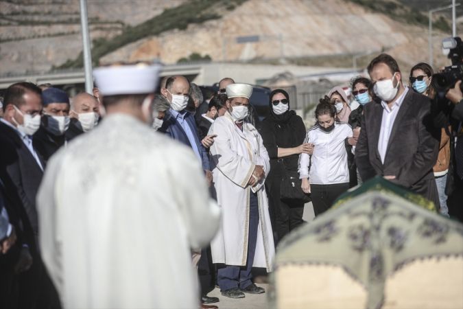 İzmir'deki depremde hayatını kaybedenler son yolculuğuna uğurlanıyor 3