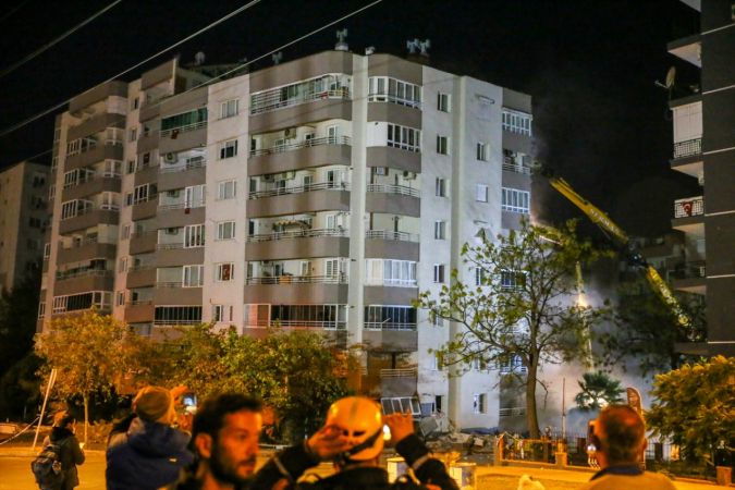 İzmir'deki depremde iki katı çöken Yılmaz Erbek Apartmanı'nın yıkımı başladı 2