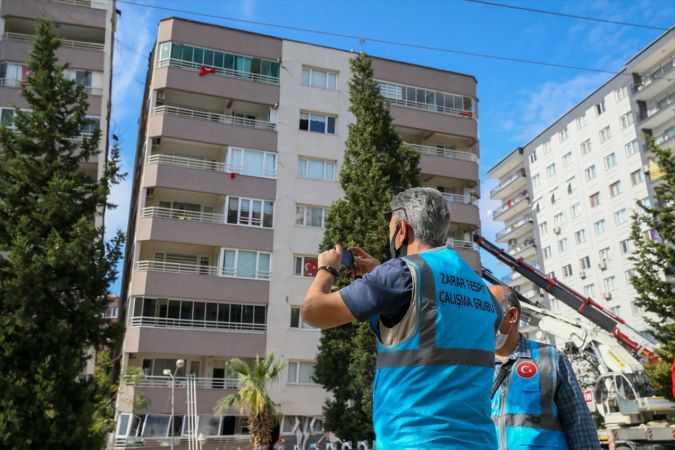 İzmir'deki depremde iki katı çöken Yılmaz Erbek Apartmanı'nın yıkımı başladı 3
