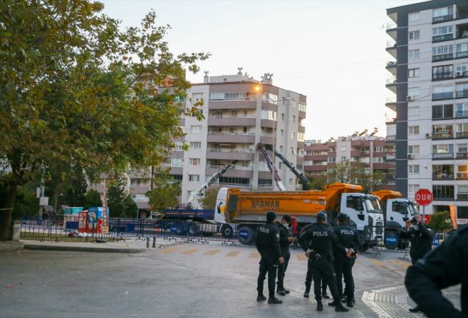 İzmir'deki depremde iki katı çöken Yılmaz Erbek Apartmanı'nın yıkımı başladı 4