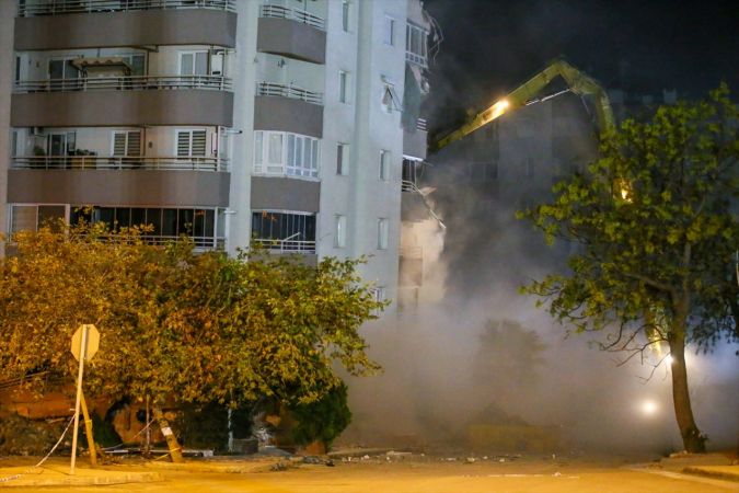 İzmir'deki depremde iki katı çöken Yılmaz Erbek Apartmanı'nın yıkımı başladı 1
