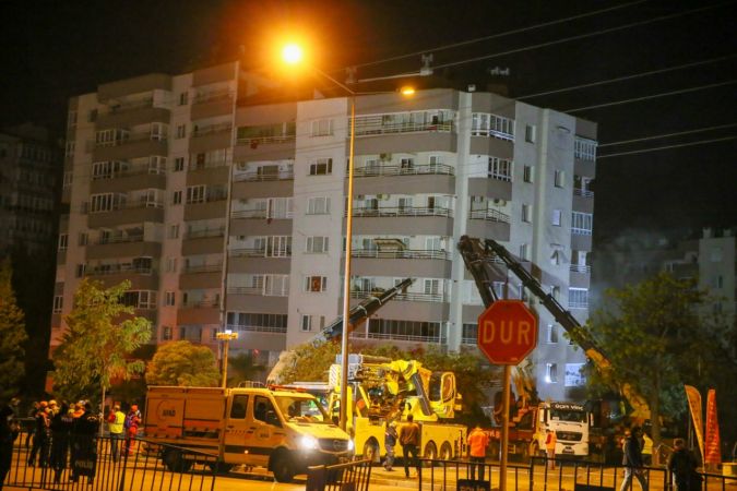 İzmir'deki depremde iki katı çöken Yılmaz Erbek Apartmanı'nın yıkımı başladı 5