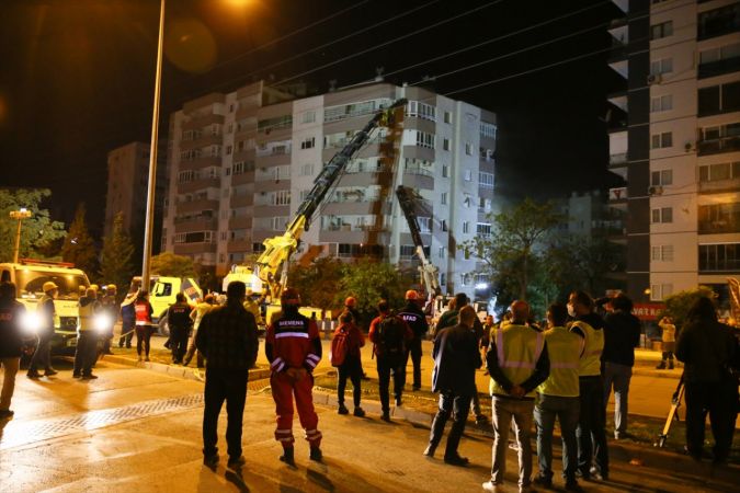 İzmir'deki depremde iki katı çöken Yılmaz Erbek Apartmanı'nın yıkımı başladı 6