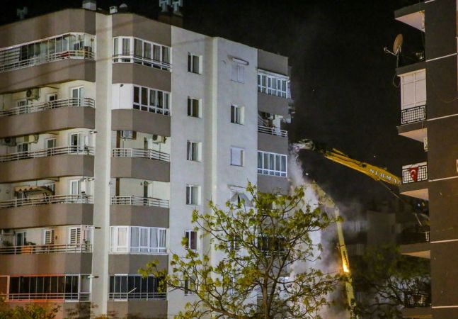 İzmir'deki depremde iki katı çöken Yılmaz Erbek Apartmanı'nın yıkımı başladı 7