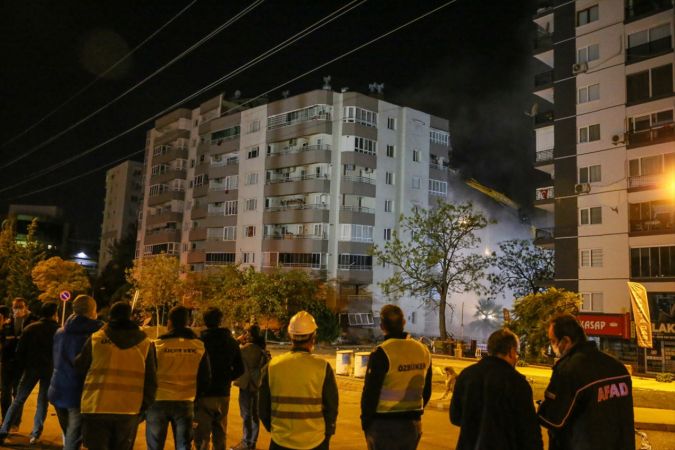 İzmir'deki depremde iki katı çöken Yılmaz Erbek Apartmanı'nın yıkımı başladı 8