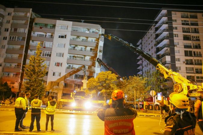 İzmir'deki depremde iki katı çöken Yılmaz Erbek Apartmanı'nın yıkımı başladı 10