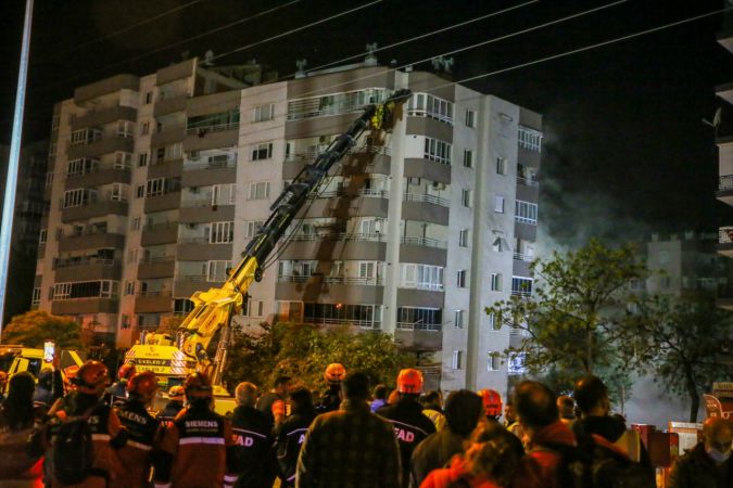İzmir'deki depremde iki katı çöken Yılmaz Erbek Apartmanı'nın yıkımı başladı 11