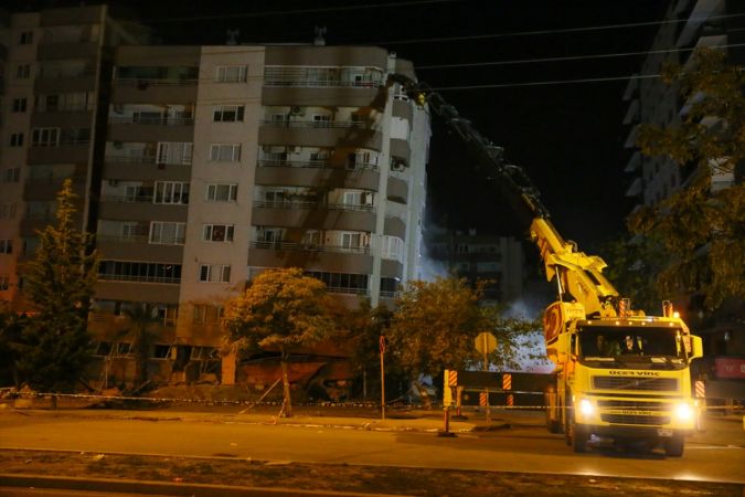 İzmir'deki depremde iki katı çöken Yılmaz Erbek Apartmanı'nın yıkımı başladı 12