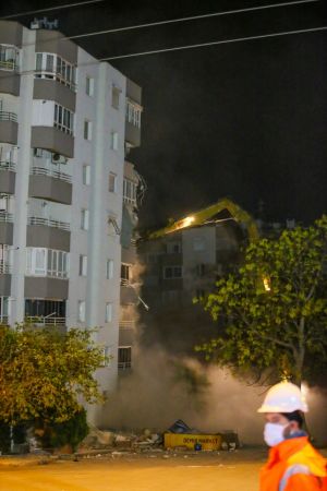 İzmir'deki depremde iki katı çöken Yılmaz Erbek Apartmanı'nın yıkımı başladı 14