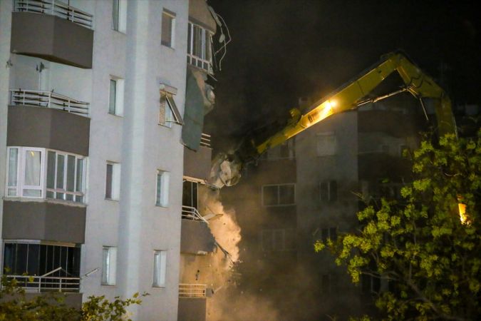 İzmir'deki depremde iki katı çöken Yılmaz Erbek Apartmanı'nın yıkımı başladı 15