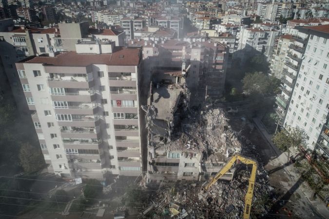 İzmir'deki depremde iki katı çöken Yılmaz Erbek Apartmanı yıkılıyor 2