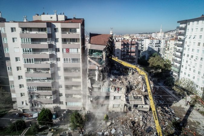 İzmir'deki depremde iki katı çöken Yılmaz Erbek Apartmanı yıkılıyor 1