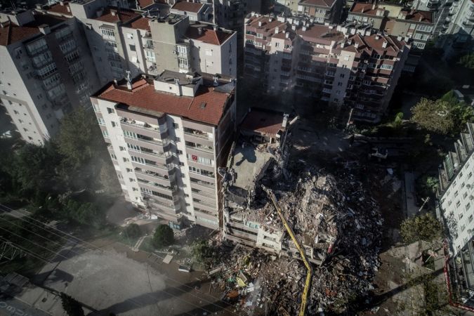İzmir'deki depremde iki katı çöken Yılmaz Erbek Apartmanı yıkılıyor 4