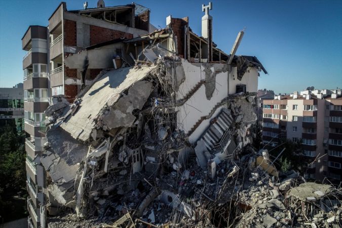 İzmir'deki depremde iki katı çöken Yılmaz Erbek Apartmanı yıkılıyor 5