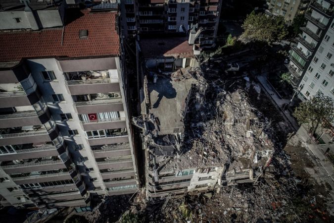 İzmir'deki depremde iki katı çöken Yılmaz Erbek Apartmanı yıkılıyor 6