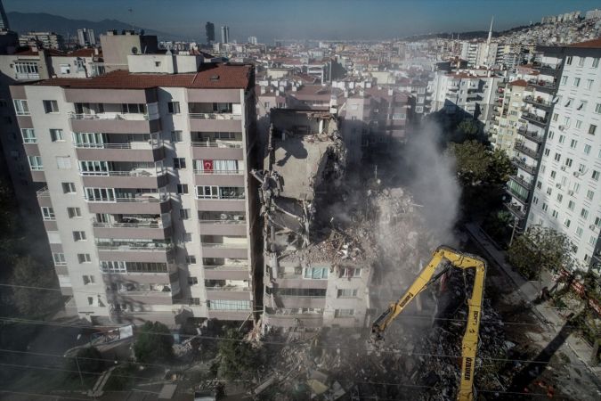 İzmir'deki depremde iki katı çöken Yılmaz Erbek Apartmanı yıkılıyor 7