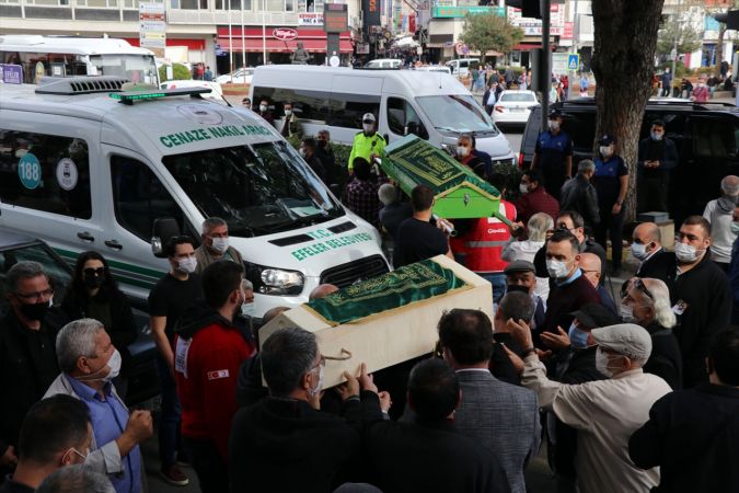 İzmir'de depremde hayatını kaybeden çift ve 2 yaşındaki çocukları toprağa verildi 4