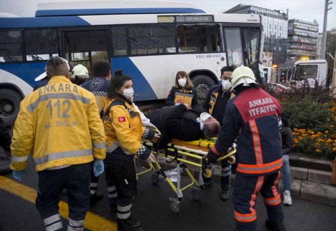 Ankara'da iki otobüsün karıştığı trafik kazasında 17 kişi yaralandı 1