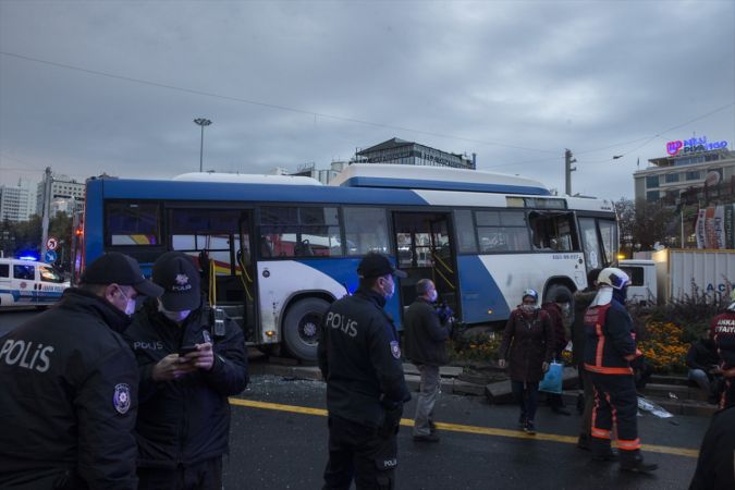 Ankara'da iki otobüsün karıştığı trafik kazasında 17 kişi yaralandı 4