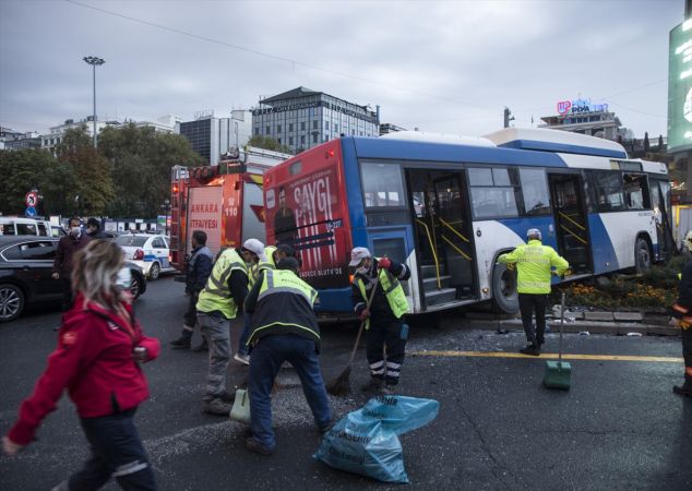 Ankara'da iki otobüsün karıştığı trafik kazasında 17 kişi yaralandı 7