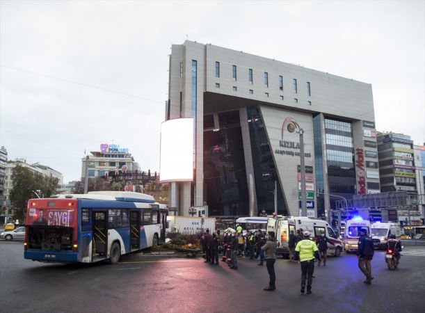 Ankara'da iki otobüsün karıştığı trafik kazasında 17 kişi yaralandı 9