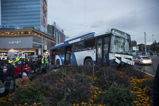 Ankara'da iki otobüsün karıştığı trafik kazasında 17 kişi yaralandı 12
