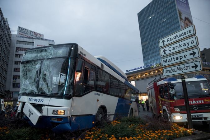Ankara'da iki otobüsün karıştığı trafik kazasında 17 kişi yaralandı 14