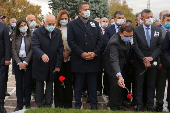 Ankara Yenimahalle Belediye Başkanı Yaşar, Bülent Ecevit'i kabri başında andı 4