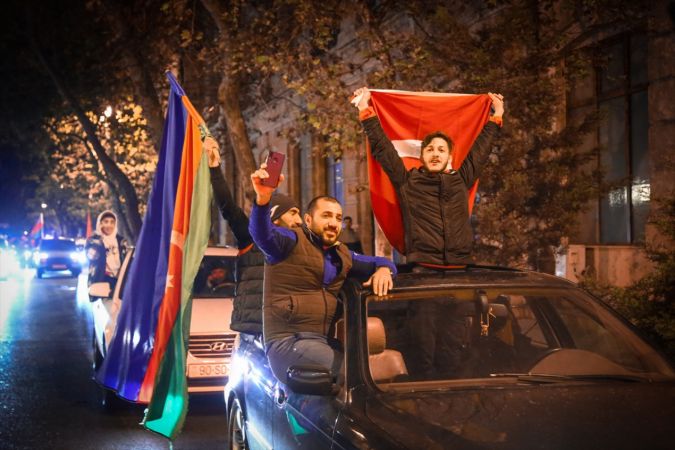 Azerbaycanlılar Dağlık Karabağ'da varılan anlaşmayı coşkuyla kutluyor 1