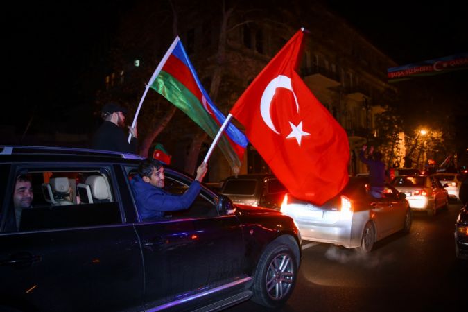 Azerbaycanlılar Dağlık Karabağ'da varılan anlaşmayı coşkuyla kutluyor 3