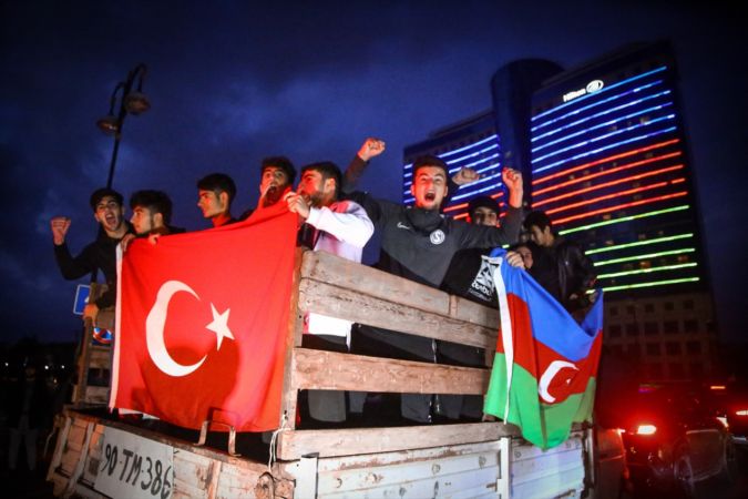 Azerbaycanlılar Dağlık Karabağ'da varılan anlaşmayı coşkuyla kutluyor 17
