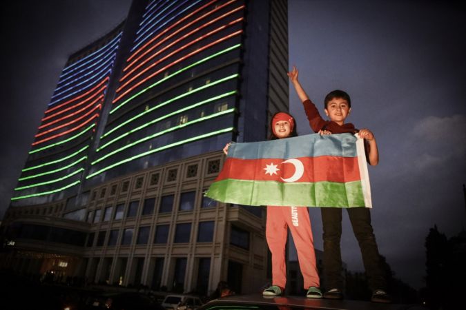 Azerbaycanlılar Dağlık Karabağ'da varılan anlaşmayı coşkuyla kutluyor 25
