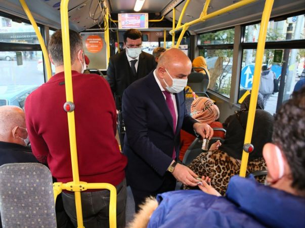 Başkan Altınok EGO otobüsünde hem TMM uyarısı yaptı, hem de dezenfektan dağıttı 1