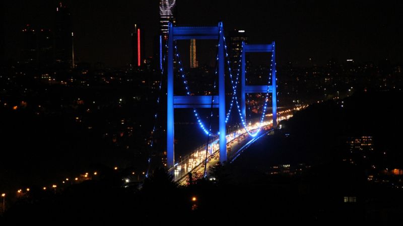 İstanbul'daki köprüler diyabet için aydınlatıldı 2