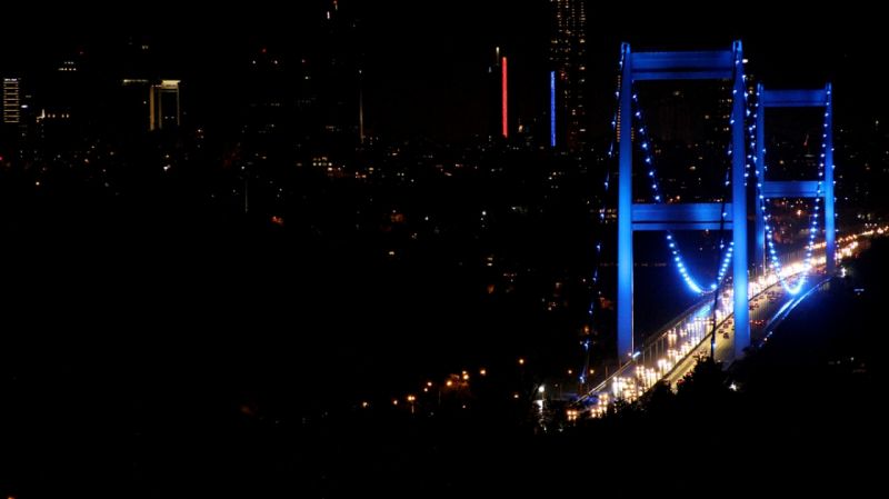 İstanbul'daki köprüler diyabet için aydınlatıldı 4