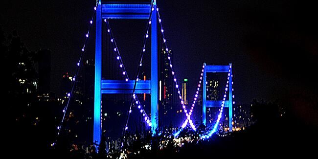 İstanbul'daki köprüler diyabet için aydınlatıldı 1
